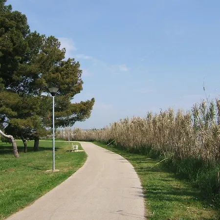 Nadia St2, 500 M From The Appartement *